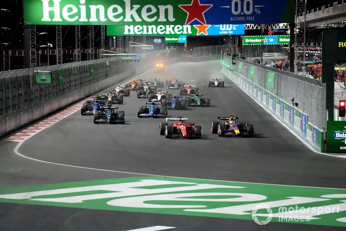 Charles Leclerc, Ferrari SF-23, lucha con Max Verstappen, Red Bull Racing RB19, por delante de George Russell, Mercedes F1 W14, Pierre Gasly, Alpine A523, Alex Albon, Williams FW45, Logan Sargeant, Williams FW45, el resto de la parrilla en la salida.