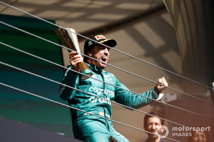 Fernando Alonso, Aston Martin F1 Team, 3ª posición, celebra con su trofeo en el podio