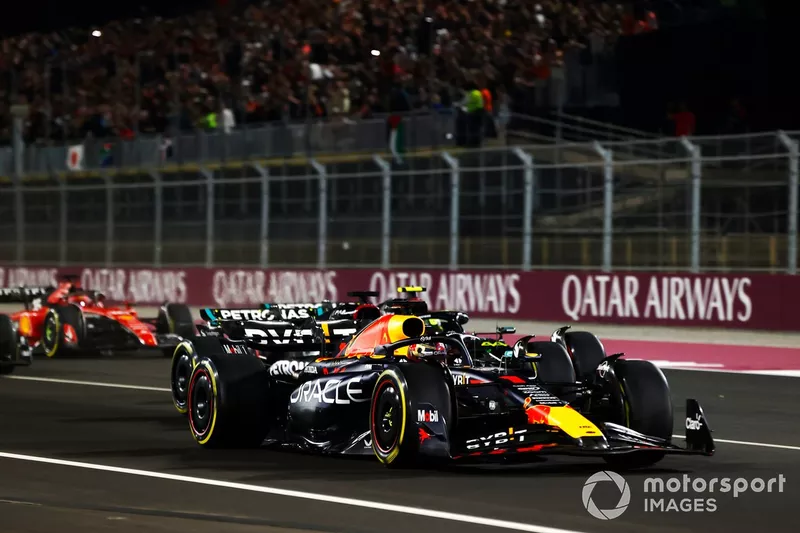 Max Verstappen, Red Bull Racing RB19, Lewis Hamilton, Mercedes F1 W14, George Russell, Mercedes F1 W14, Charles Leclerc, Ferrari SF-23, il resto dello schieramento alla partenza