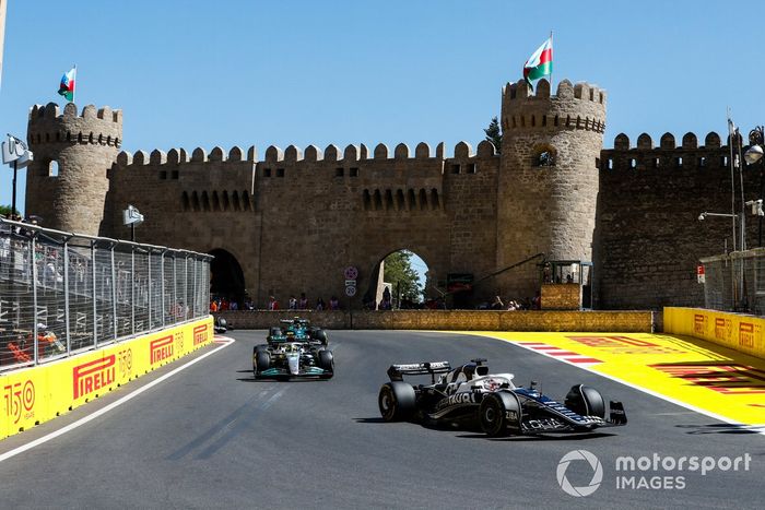 Pierre Gasly, AlphaTauri AT03, Lewis Hamilton, Mercedes W13