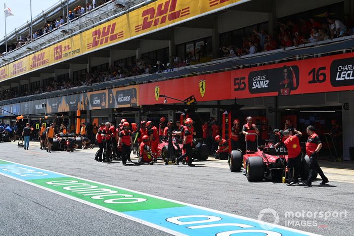 Carlos Sainz, Ferrari F1-75, Charles Leclerc, Ferrari F1-75, en boxes