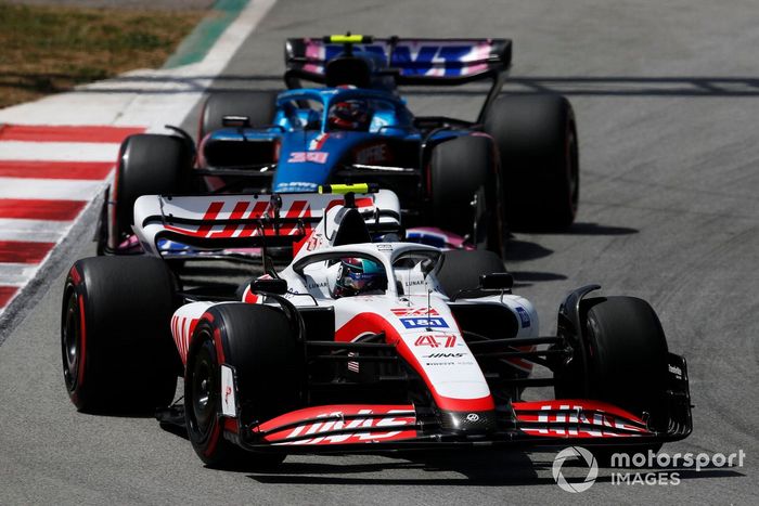 Mick Schumacher, Haas VF-22, Esteban Ocon, Alpine A522 