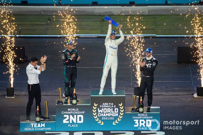 Ian James, jefe de Mercedes-Benz EQ, Mitch Evans, Jaguar Racing, segundo, el campeón Stoffel Vandoorne, Mercedes-Benz EQ, Edoardo Mortara, Venturi Racing, tercero, en el podio de los campeones