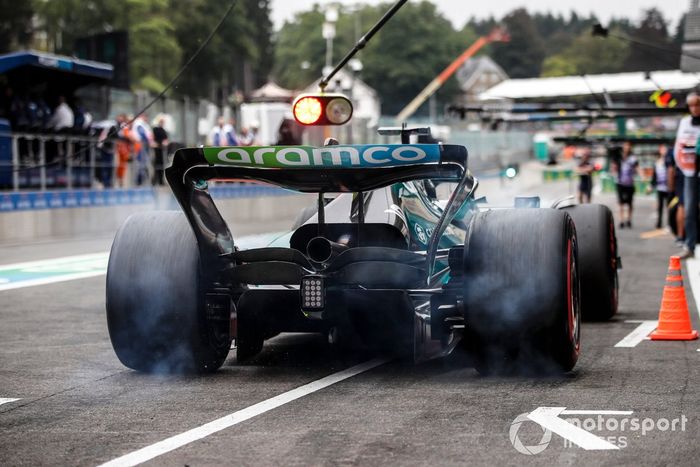 Lance Stroll, Aston Martin AMR22, en el pit lane