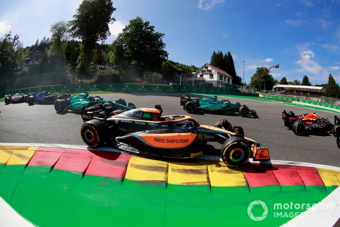 Sebastian Vettel, Aston Martin AMR22, Daniel Ricciardo, McLaren MCL36, Lance Stroll, Aston Martin AMR22, Alex Albon, Williams FW44, el resto en la salida