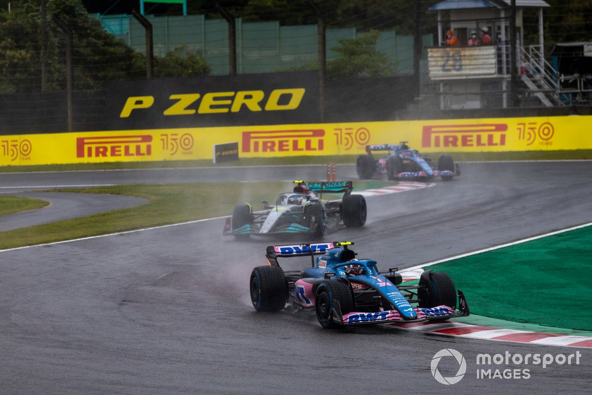 Esteban Ocon, Alpine A522, Lewis Hamilton, Mercedes W13, Fernando Alonso, Alpine A522