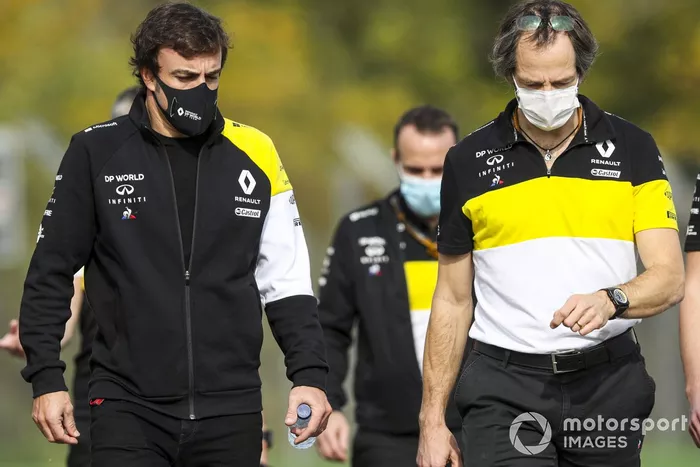 Fernando Alonso, Renault F1 Team recorre la pista con Ciaron Pilbeam, ingeniero jefe de Renault F1 Team