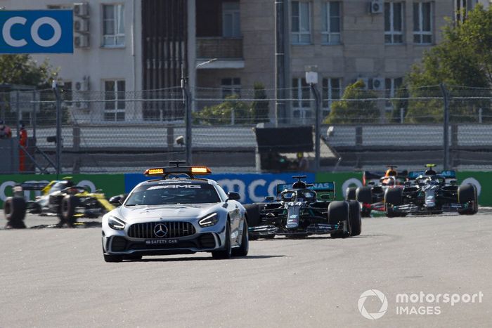 El Safety Car al frente de Lewis Hamilton, Mercedes F1 W11, Valtteri Bottas, Mercedes F1 W11, Max Verstappen, Red Bull Racing RB16, Esteban Ocon, Renault F1 Team R.S.20