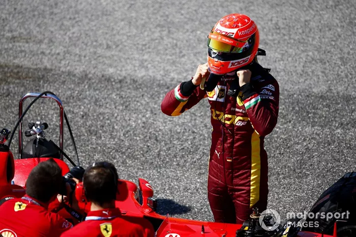 Mick Schumacher se prepara para conducir el Ferrari F2004