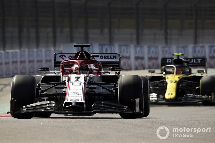 Kimi Raikkonen, Alfa Romeo Racing C39, Esteban Ocon, Renault F1 Team R.S.20