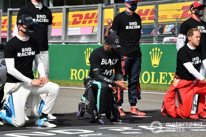 Nicholas Latifi, Williams Racing, Lewis Hamilton, Mercedes-AMG F1, Sebastian Vettel, Ferrari y los demás pilotos se ponen de pie y se arrodillan en apoyo de la Campaña para el Fin del Racismo