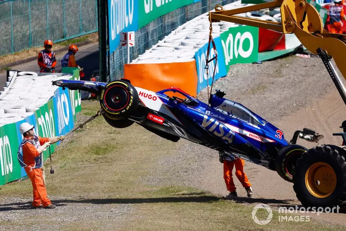 Les commissaires retirent du circuit la voiture endommagée de Daniel Ricciardo, RB F1 Team VCARB 01.