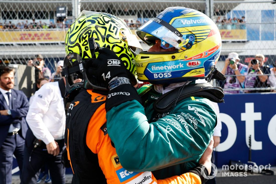 Fernando Alonso, Aston Martin F1 Team, abraza a Lando Norris, McLaren F1 Team, 1ª posición, para felicitarle por su victoria en la carrera.