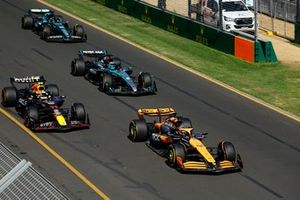 Oscar Piastri, McLaren MCL38 Sergio Pérez, Red Bull Racing RB20 y George Russell, Mercedes F1 W15