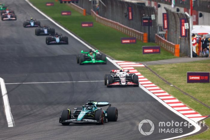 Lance Stroll, Aston Martin AMR24 Nico Hulkenberg, Haas VF-24