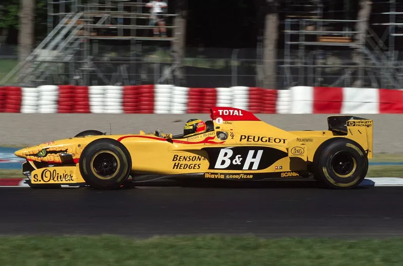 2025年は”巳年”だから蛇のF1……大胆なノーズ先端カラーリングの