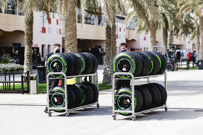 Miembros de Mercedes con neumáticos Pirelli tyres