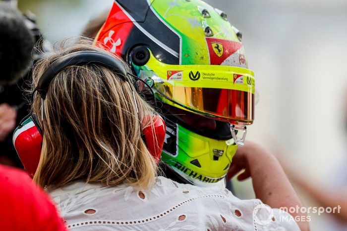 El campeón de F2 Mick Schumacher, Prema Racing celebra en Parc Ferme 