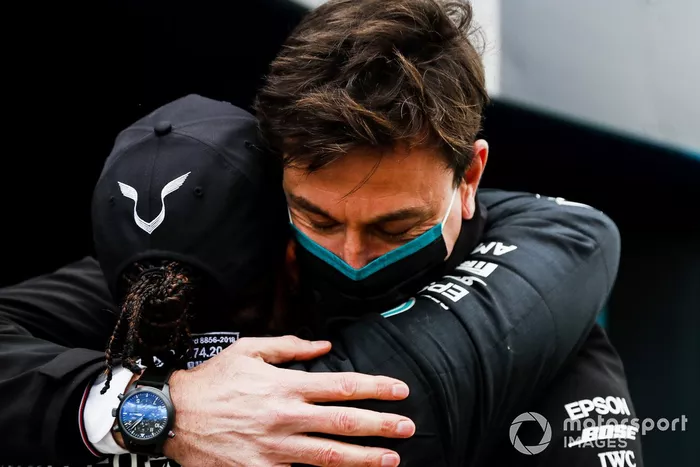 Toto Wolff, Director de Mercedes AMG  felicita a Lewis Hamilton, Mercedes-AMG F1 en Parc Ferme después de conseguir su 7º título de campeón del mundo de pilotos