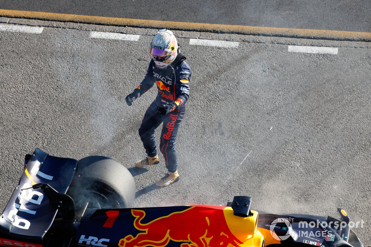 "Verstappen'in yarış dışı kalmasına yol açan sorunu dalgalanma tetkiledi" 1 Formula 1 Haberleri - F1 Puan Durumu Max Verstappen, Red Bull Racing, retires from the race