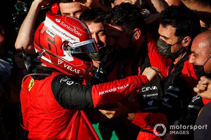 Charles Leclerc, Ferrari, 1ª posición, celebra con su equipo en el Parc Ferme