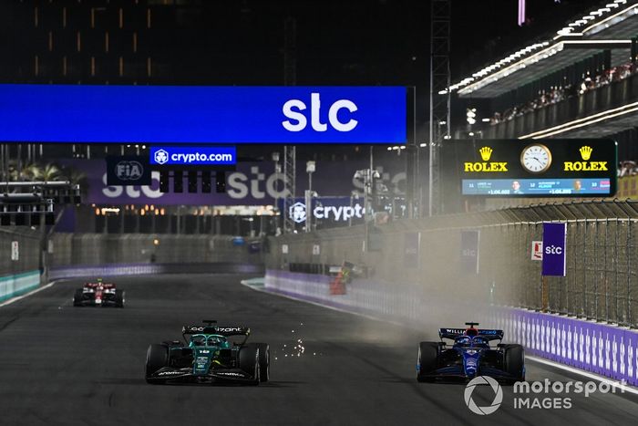 Alex Albon, Williams FW44, lucha con Lance Stroll, Aston Martin AMR22