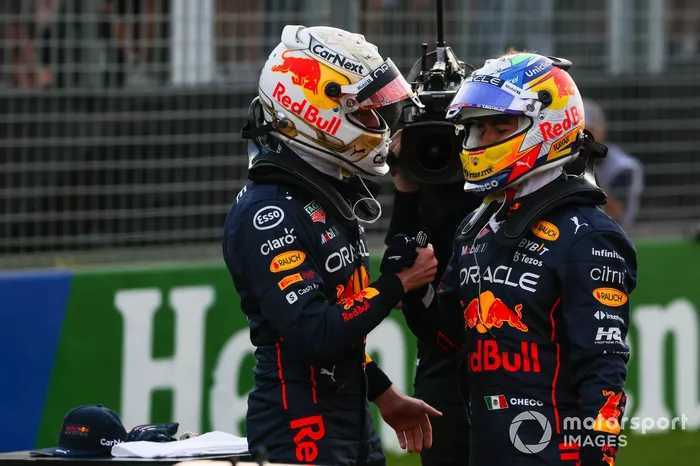 Max Verstappen, Red Bull Racing, Sergio Pérez, Red Bull Racing, se felicitan en el Parc Ferme tras la clasificación