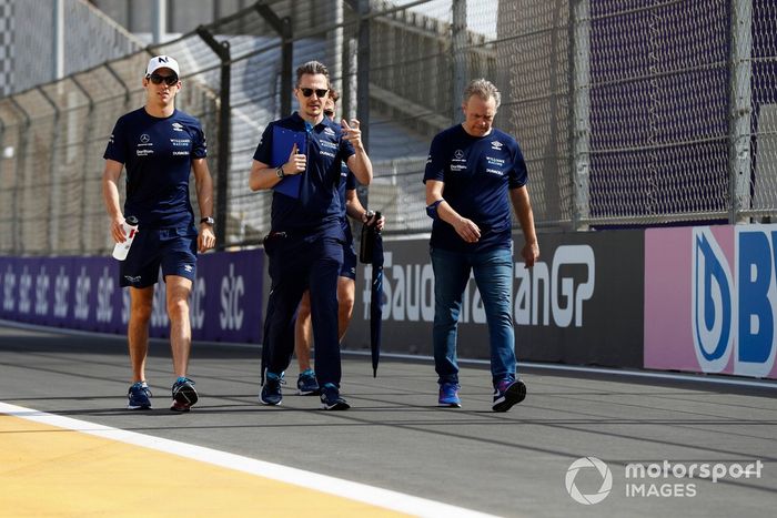 Nicholas Latifi, de Williams Racing, recorre la pista con miembros de su equipo