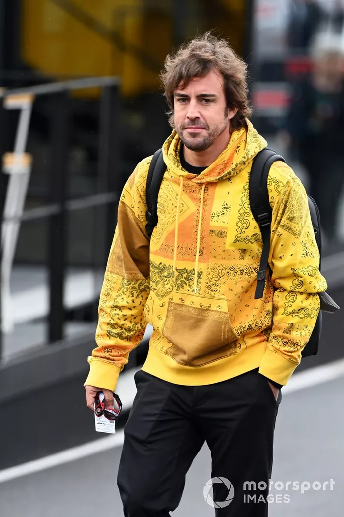 Fernando Alonso, Alpine F1 Team, en el paddock