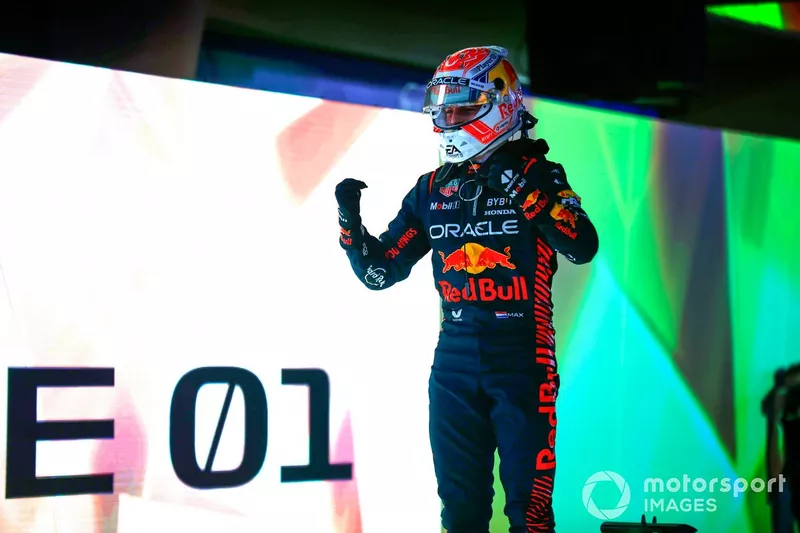 Max Verstappen, Red Bull Racing, primo posto, festeggia all'arrivo al Parco Chiuso