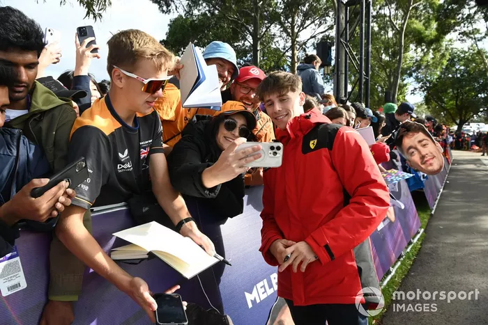 Arthur Leclerc, Ferrari, se hace una foto con un aficionado