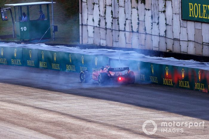 Charles Leclerc, Ferrari F1-75, golpea la barrera