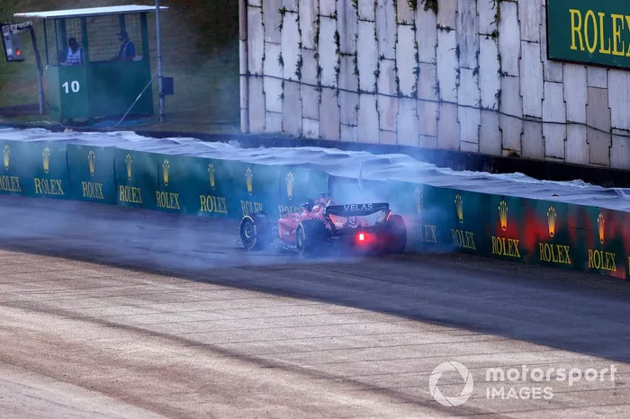 Charles Leclerc, Ferrari F1-75, golpea la barrera