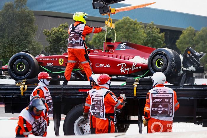 Oficiales de pista retiran el coche de Charles Leclerc, Ferrari F1-75, del circuito tras un accidente en la FP2