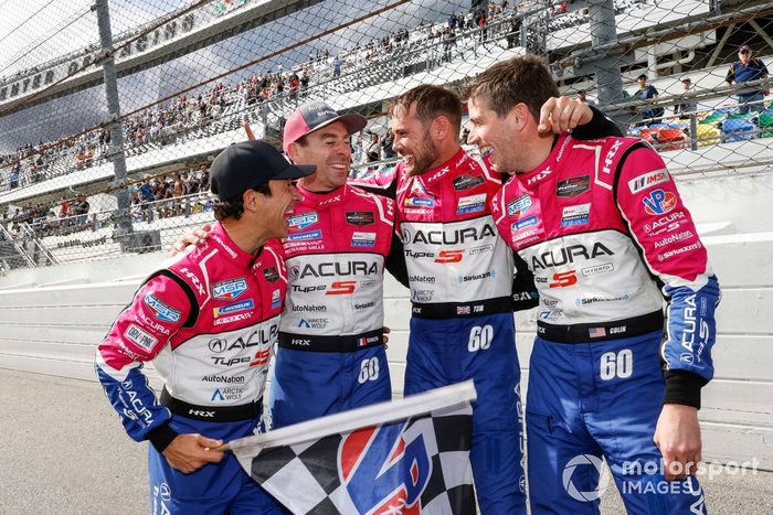 #60 Meyer Shank Racing c/ Curb Agajanian Acura ARX-06: Tom Blomqvist, Colin Braun, Helio Castroneves, Simon Pagenaud celebrando su victoria