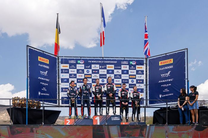 Podio: Ganadores Sébastien Ogier, Vincent Landais, Toyota Gazoo Racing WRT Toyota GR Yaris Rally1, segundos Thierry Neuville, Martijn Wydaeghe, Hyundai World Rally Team Hyundai i20 N Rally1, terceros Elfyn Evans, Scott Martin, Toyota Gazoo Racing WRT Toyota GR Yaris Rally1.