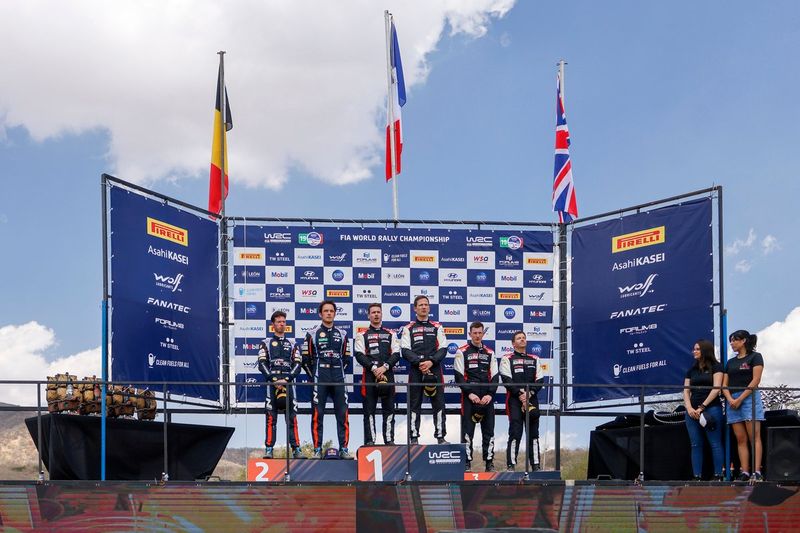 Podio: Ganadores Sébastien Ogier, Vincent Landais, Toyota Gazoo Racing WRT Toyota GR Yaris Rally1, segundos Thierry Neuville, Martijn Wydaeghe, Hyundai World Rally Team Hyundai i20 N Rally1, terceros Elfyn Evans, Scott Martin, Toyota Gazoo Racing WRT Toyota GR Yaris Rally1.