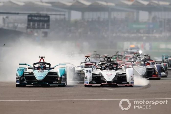 Mitch Evans, Jaguar Racing, Jaguar I-Type 4 battles with Andre Lotterer, Porsche, Porsche 99x Electric 
