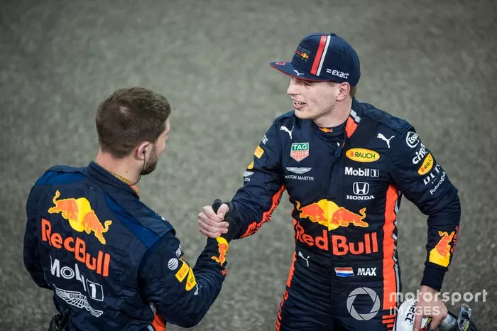 Max Verstappen, Red Bull Racing, secondo classificato, festeggia con il compagno di squadra