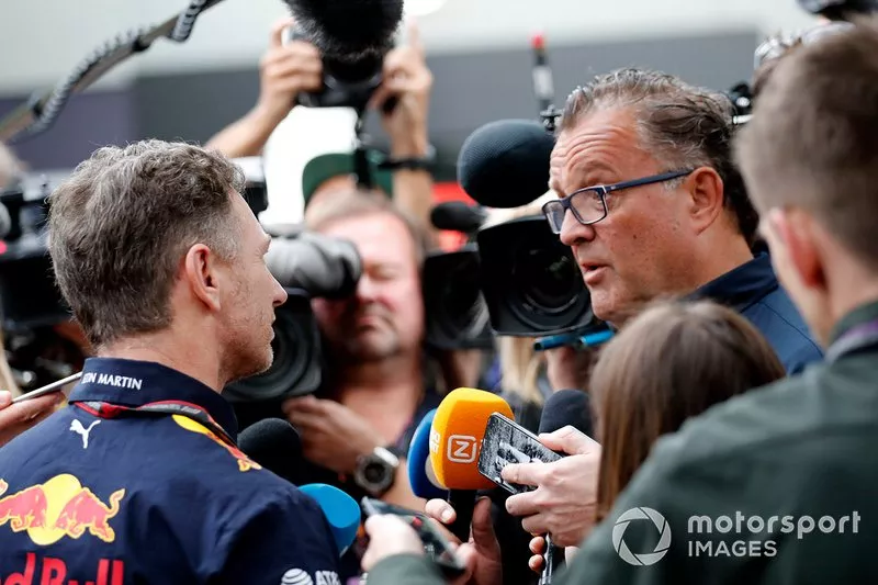 Christian Horner, director del equipo, Red Bull Racing habla con la prensa