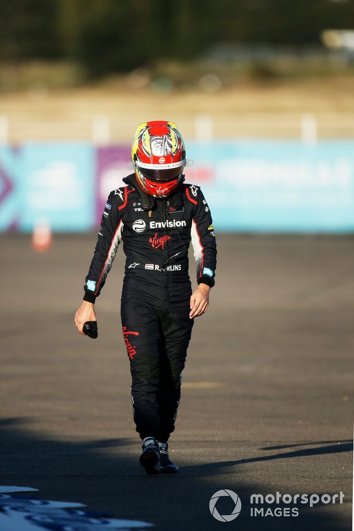 Robin Frijns, Envision Virgin Racing, regresa a los pitsdespués de un accidente