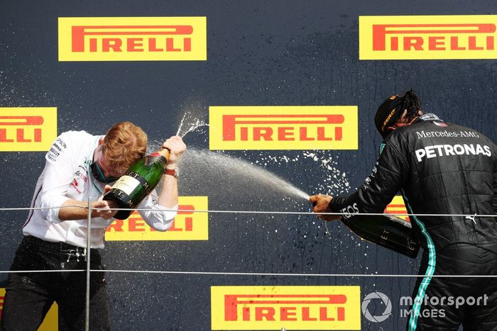 Podio: ganador de la carrera Lewis Hamilton, Mercedes-AMG F1