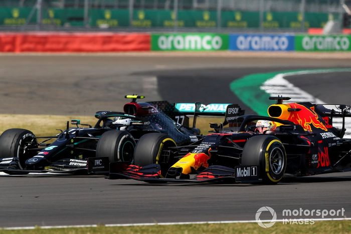 Valtteri Bottas, Mercedes F1 W11 y Max Verstappen, Red Bull Racing RB16 batalla por el liderato de la carrea