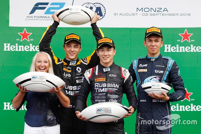 Markelov et Albon sont montés sur le podium aux côtés de Makino et ont eu droit à des trophées... étranges