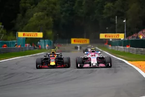 Max Verstappen, Red Bull Racing RB14, supera Esteban Ocon, Racing Point Force India VJM11