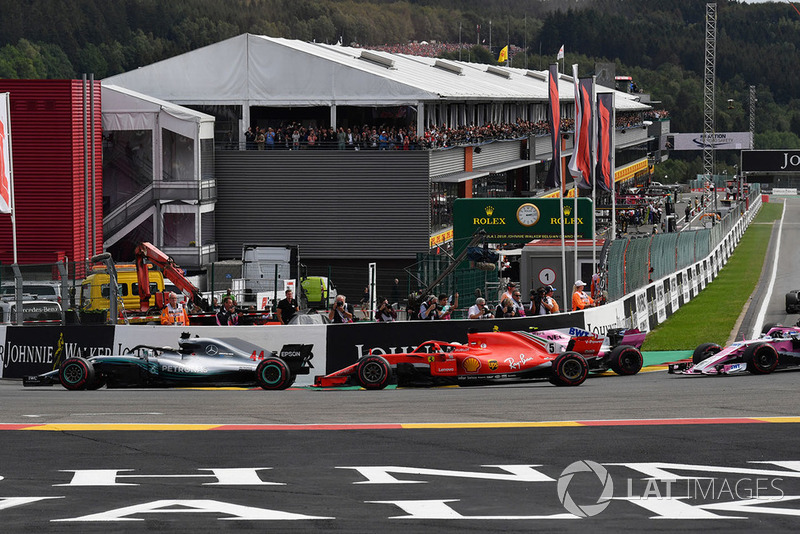 Lewis Hamilton, Mercedes AMG F1 W09 ve Sebastian Vettel, Ferrari SF71H startta