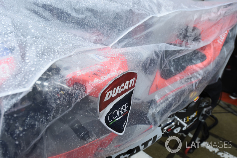 Ducati tapada para protegerla de la lluvia durante el Gran Premio de Gran Bretaña