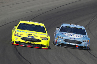 Ryan Blaney, Team Penske, Ford Fusion Menards/Knauf Insulation, Kevin Harvick, Stewart-Haas Racing, Ford Fusion Busch Light / Mobil 1
