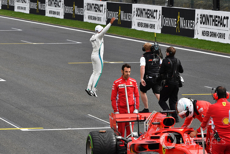 Il poleman Lewis Hamilton, Mercedes AMG F1, festeggia nel parco chiuso