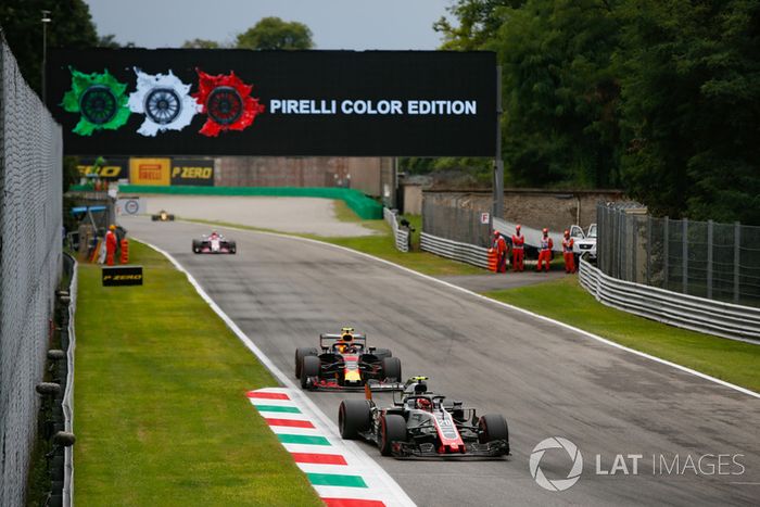 Kevin Magnussen, Haas F1 Team VF-18, Max Verstappen, Red Bull Racing RB14 